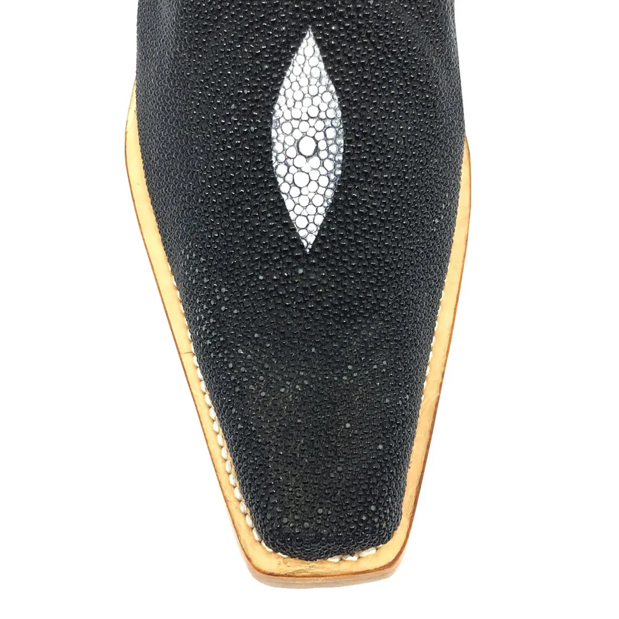 Bota de Couro de Arraia Preta - Cano Alto, Bico Fino Quadradinho, SOLADO DE COURO ARTESANAL