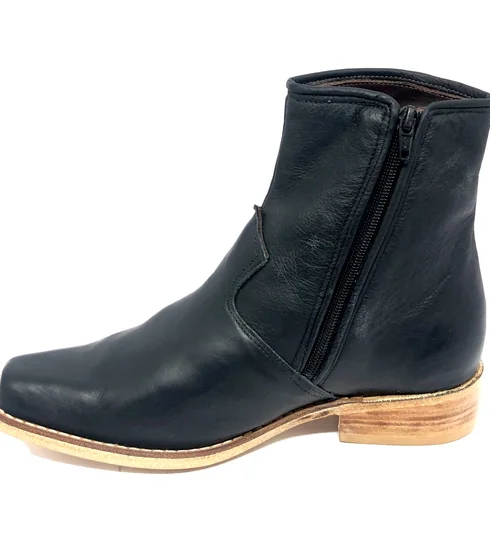 Bota De Couro Bovino Preto - Cano Curto De Zíper, Bico Fino Quadradinho, Solado De Couro Artesanal