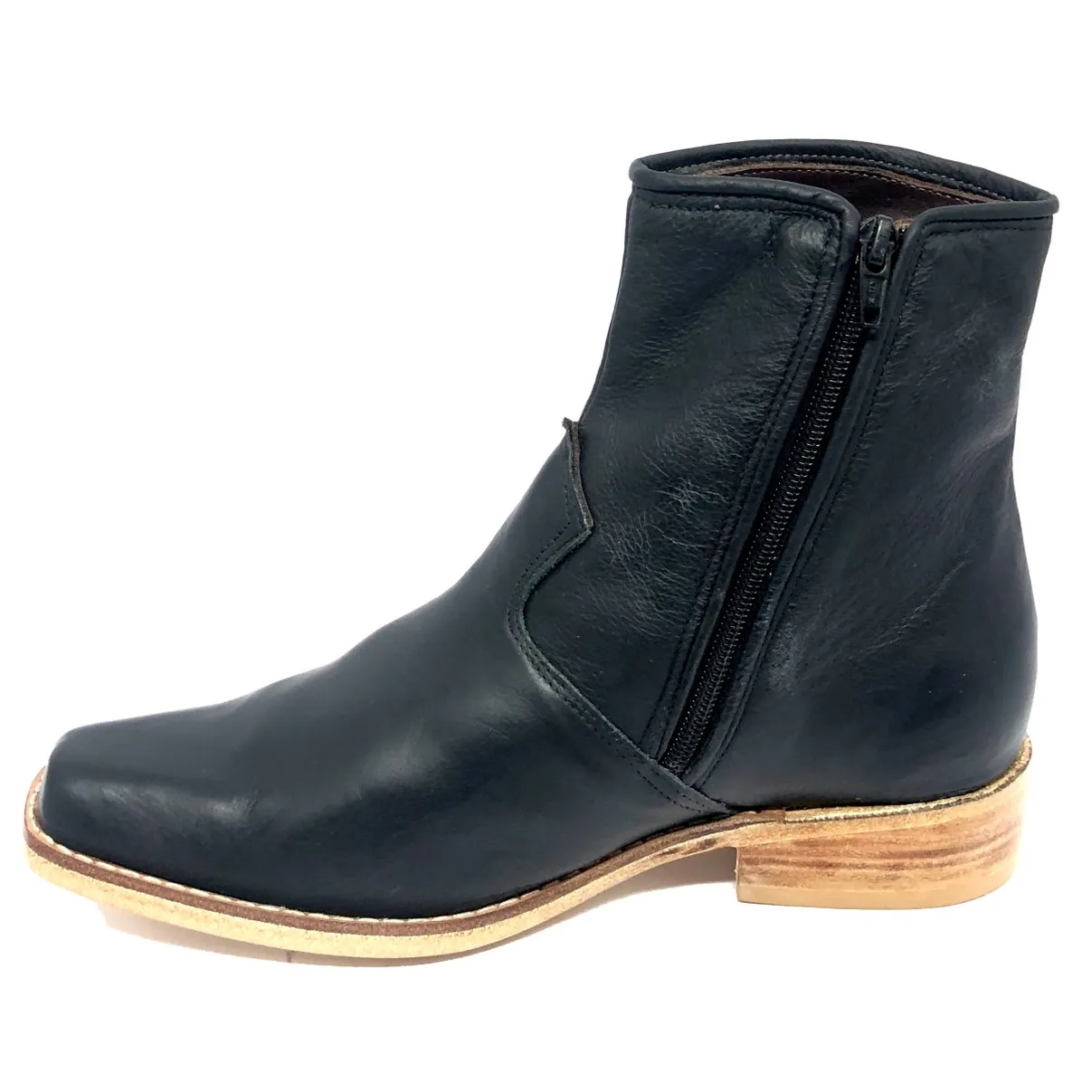 Bota De Couro Bovino Preto - Cano Curto De Zíper, Bico Fino Quadradinho, Solado De Couro Artesanal