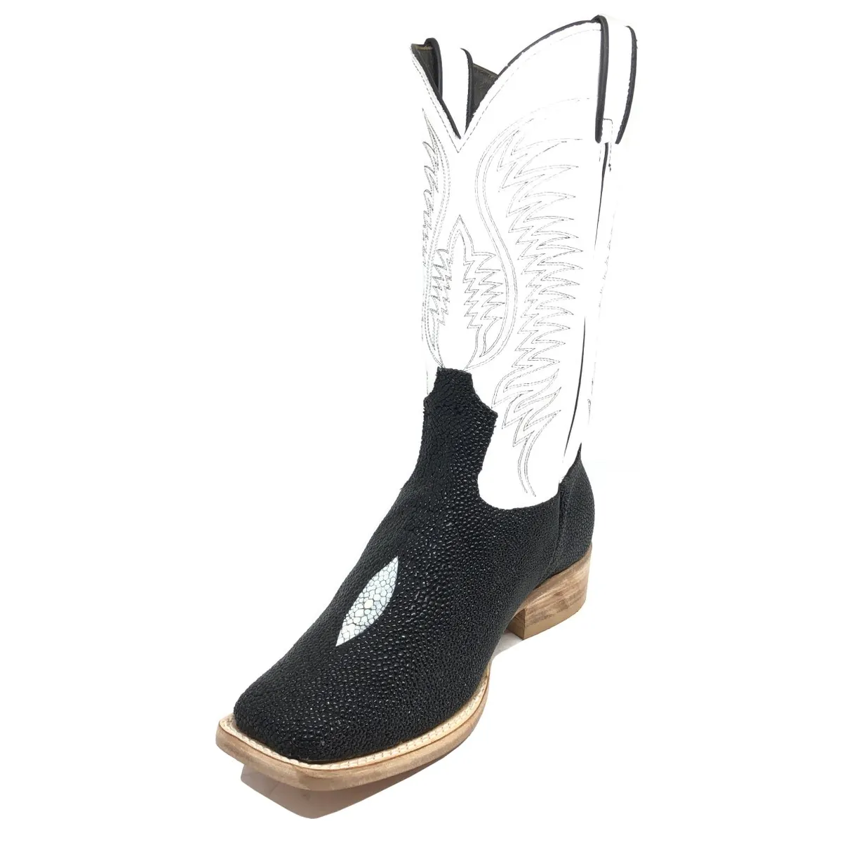 BOTA DE ARRAIA PRETA - CANO ALTO, BICO QUADRADO, ​SOLADO DE COURO ARTESANAL