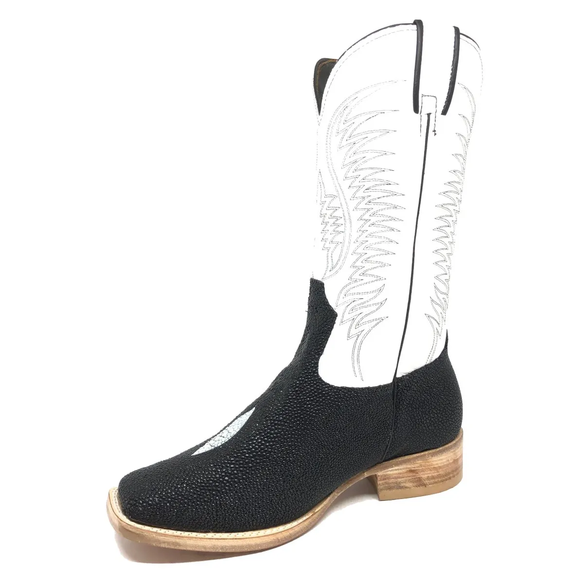 BOTA DE ARRAIA PRETA - CANO ALTO, BICO QUADRADO, ​SOLADO DE COURO ARTESANAL