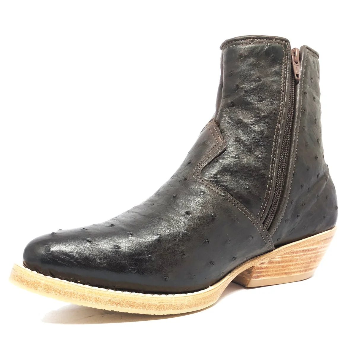 Bota De Couro De Avestruz Cheio Marrom Café - Cano Curto De Zíper, Bico Fino Arredondado, Solado De Couro Artesanal