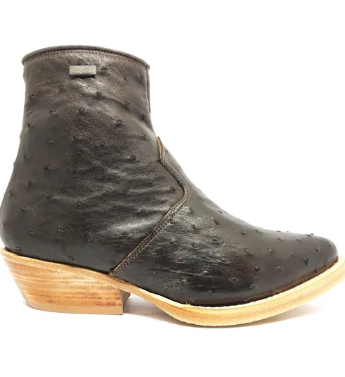 Bota De Couro De Avestruz Cheio Marrom Café - Cano Curto De Zíper, Bico Fino Arredondado, Solado De Couro Artesanal