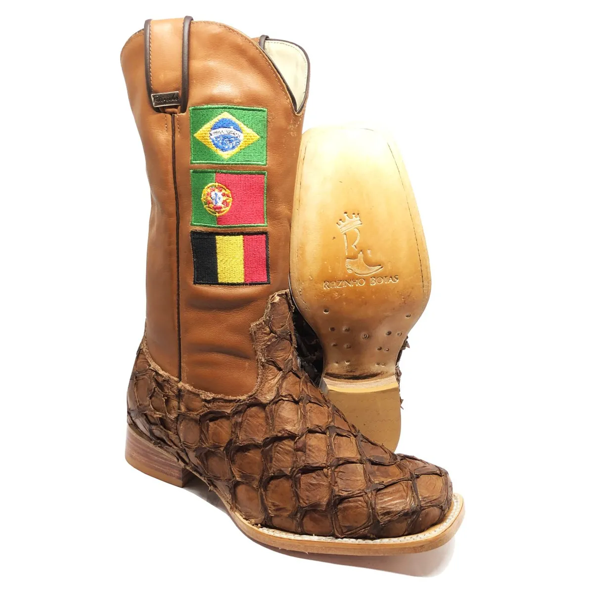 Bota Texana de Couro Legítimo de Pirarucu Dry leaf - Cano Alto, Bico Quadrado - Solado de Couro Artesanal | Reizinho Bot