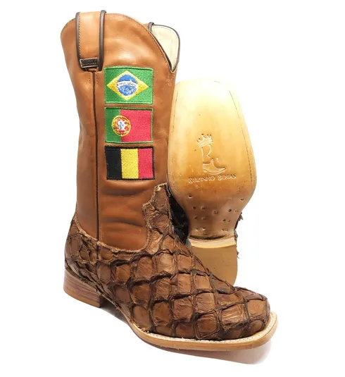 Bota Texana de Couro Legítimo de Pirarucu Dry leaf - Cano Alto, Bico Quadrado - Solado de Couro Artesanal | Reizinho Botas