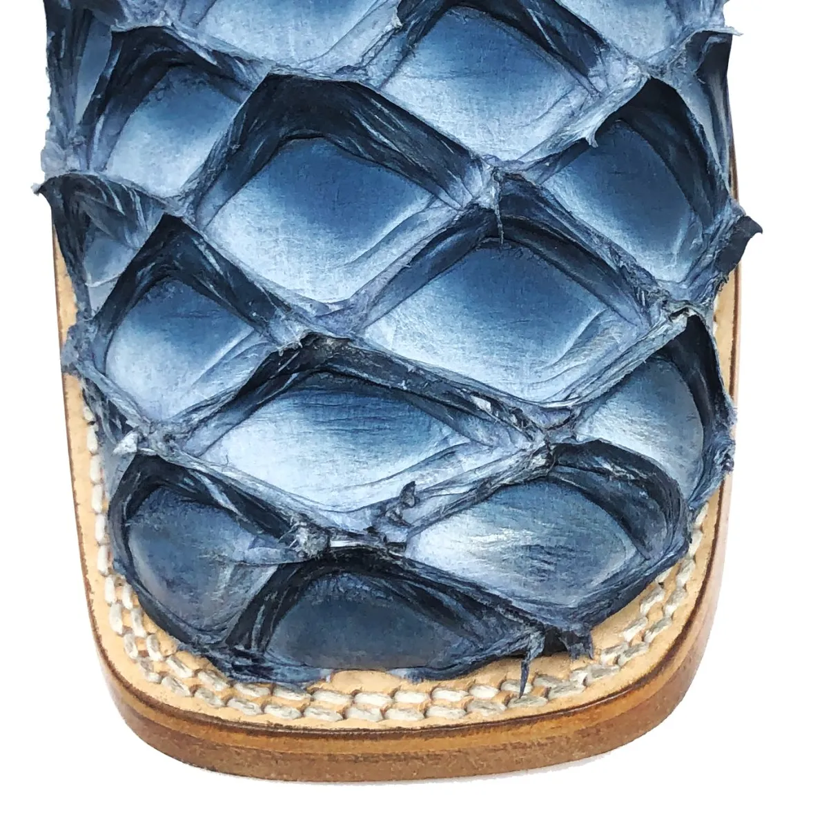 Bota Texana de Couro Legítimo de Pirarucu Light Blue - Cano Curto, Bico Quadrado - Solado de Couro Artesanal