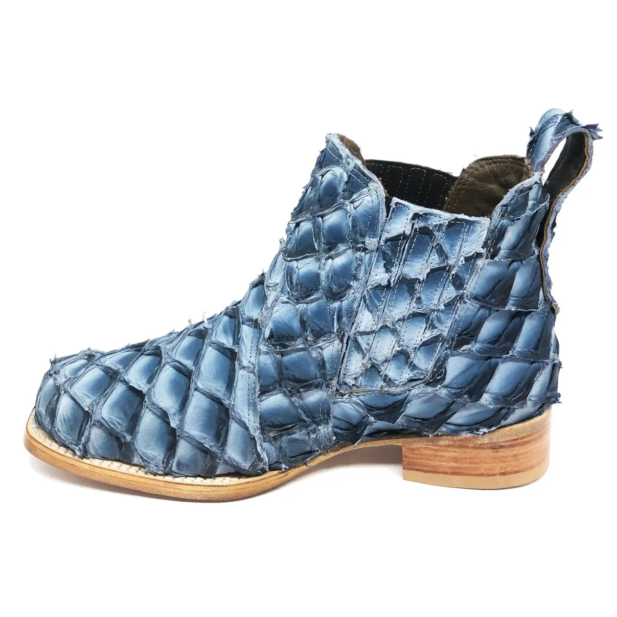 Bota Texana de Couro Legítimo de Pirarucu Light Blue - Cano Curto, Bico Quadrado - Solado de Couro Artesanal