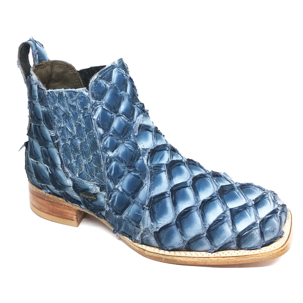 Bota Texana de Couro Legítimo de Pirarucu Light Blue - Cano Curto, Bico Quadrado - Solado de Couro Artesanal