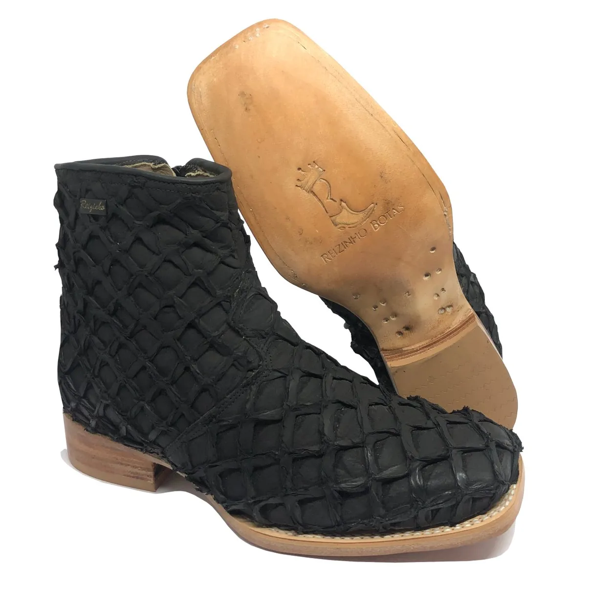 Bota Texana de Couro Legítimo de Pirarucu Preto - Cano Curto, Bico Quadrado - Solado de Couro Artesanal