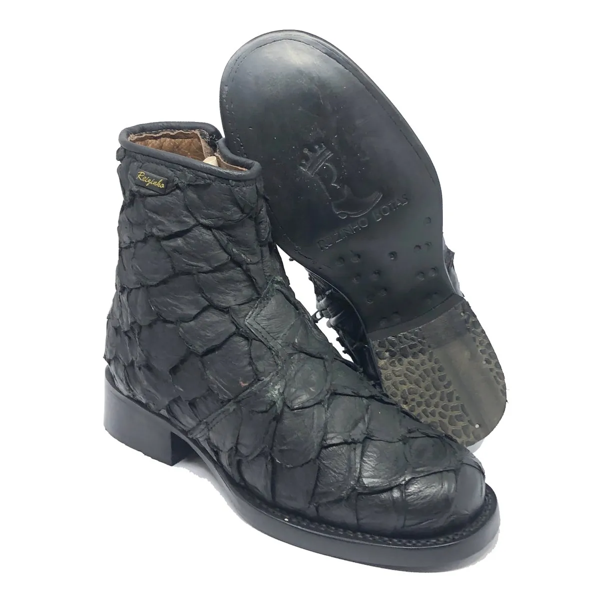 Bota Texana de Couro Legítimo de Pirarucu Preto - Cano Curto, Bico Redondo - Solado de Couro Artesanal