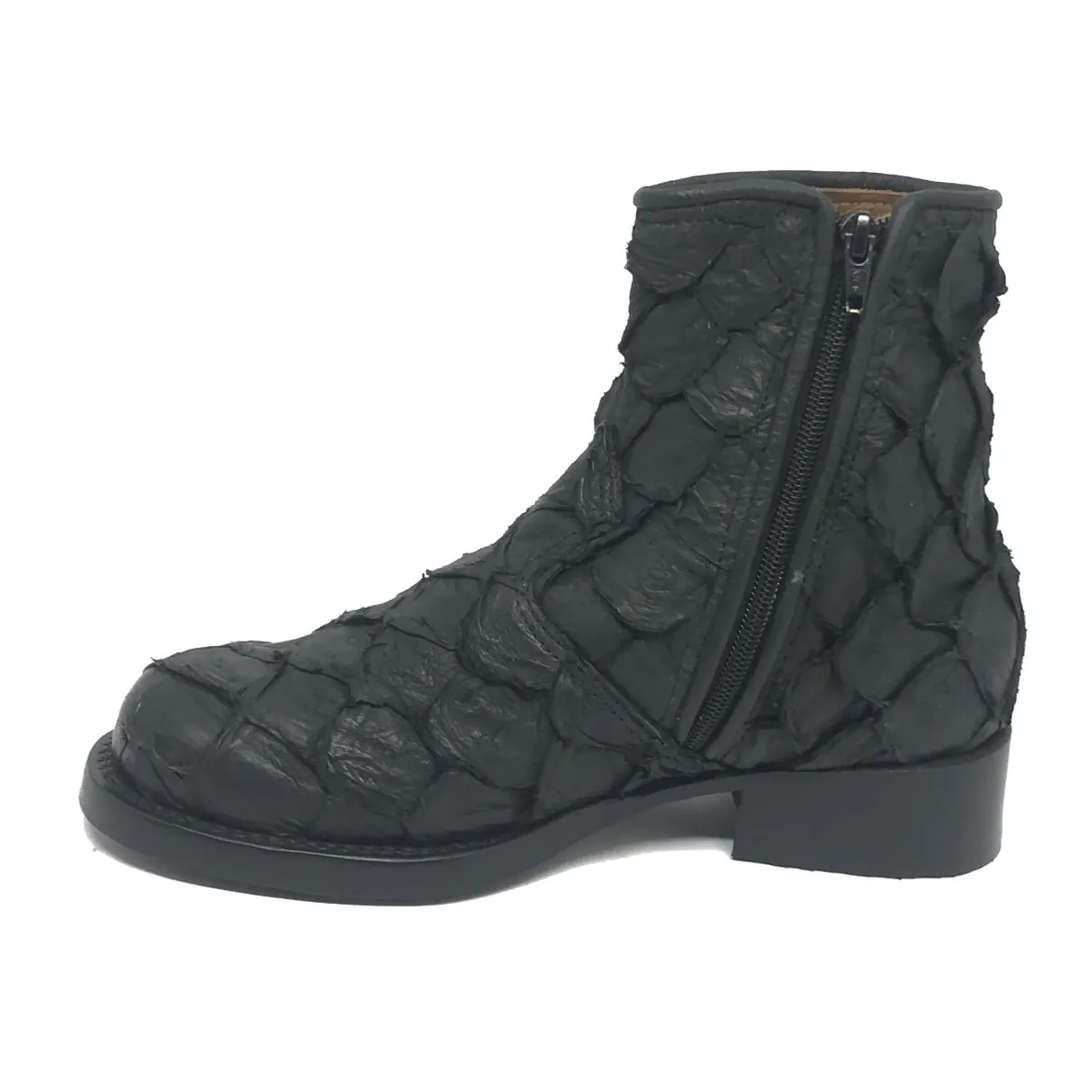 Bota Texana de Couro Legítimo de Pirarucu Preto - Cano Curto, Bico Redondo - Solado de Couro Artesanal