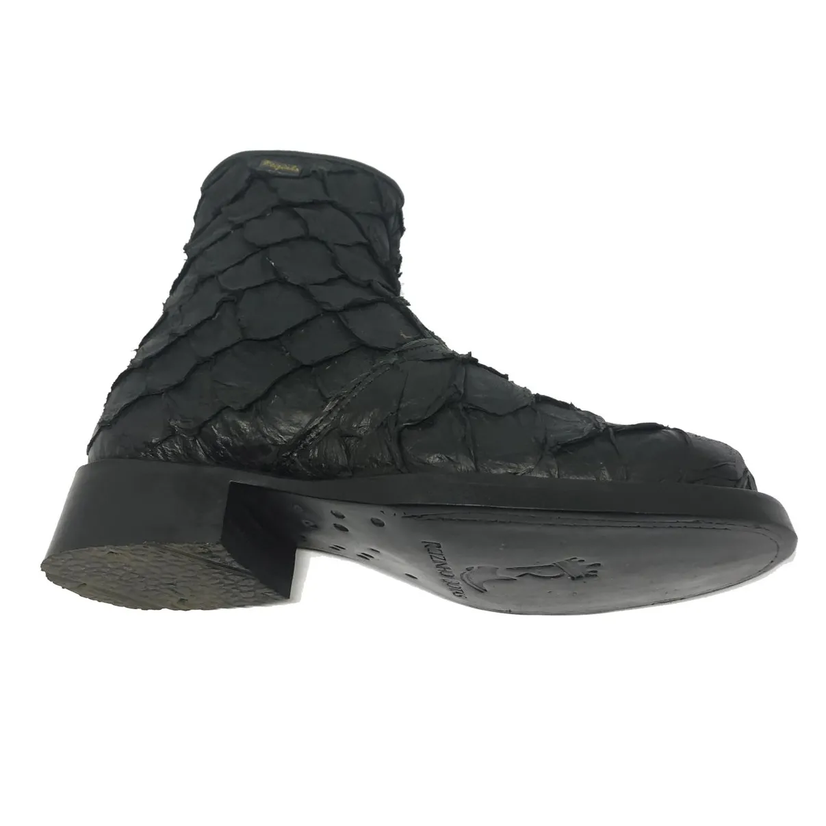 Bota Texana de Couro Legítimo de Pirarucu Preto - Cano Curto, Bico Redondo - Solado de Couro Artesanal