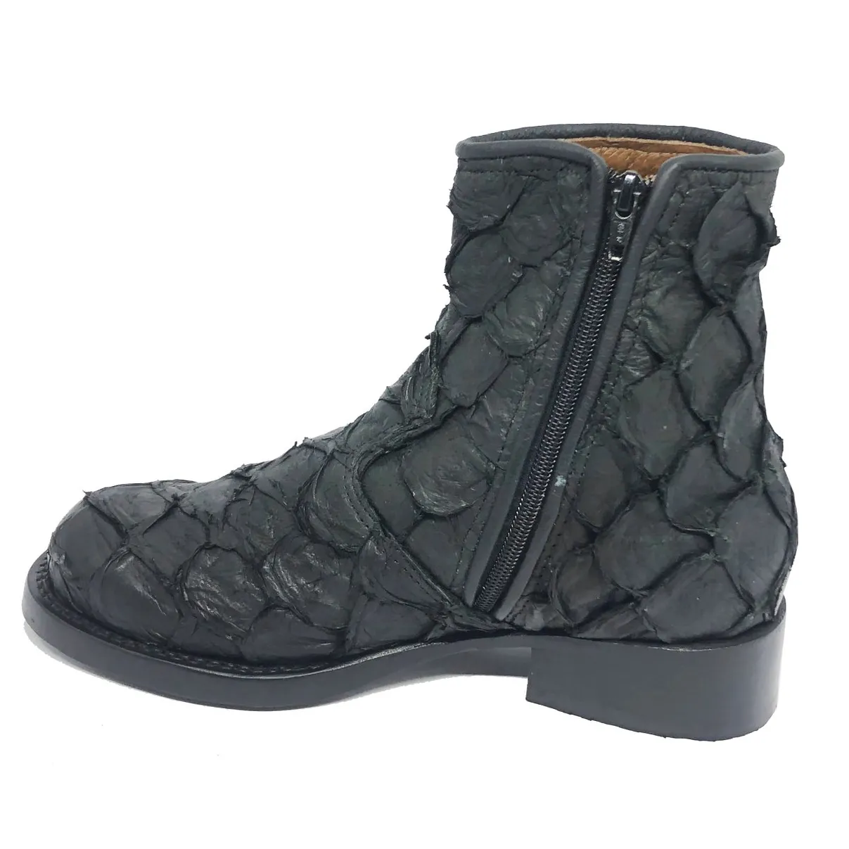 Bota Texana de Couro Legítimo de Pirarucu Preto - Cano Curto, Bico Redondo - Solado de Couro Artesanal