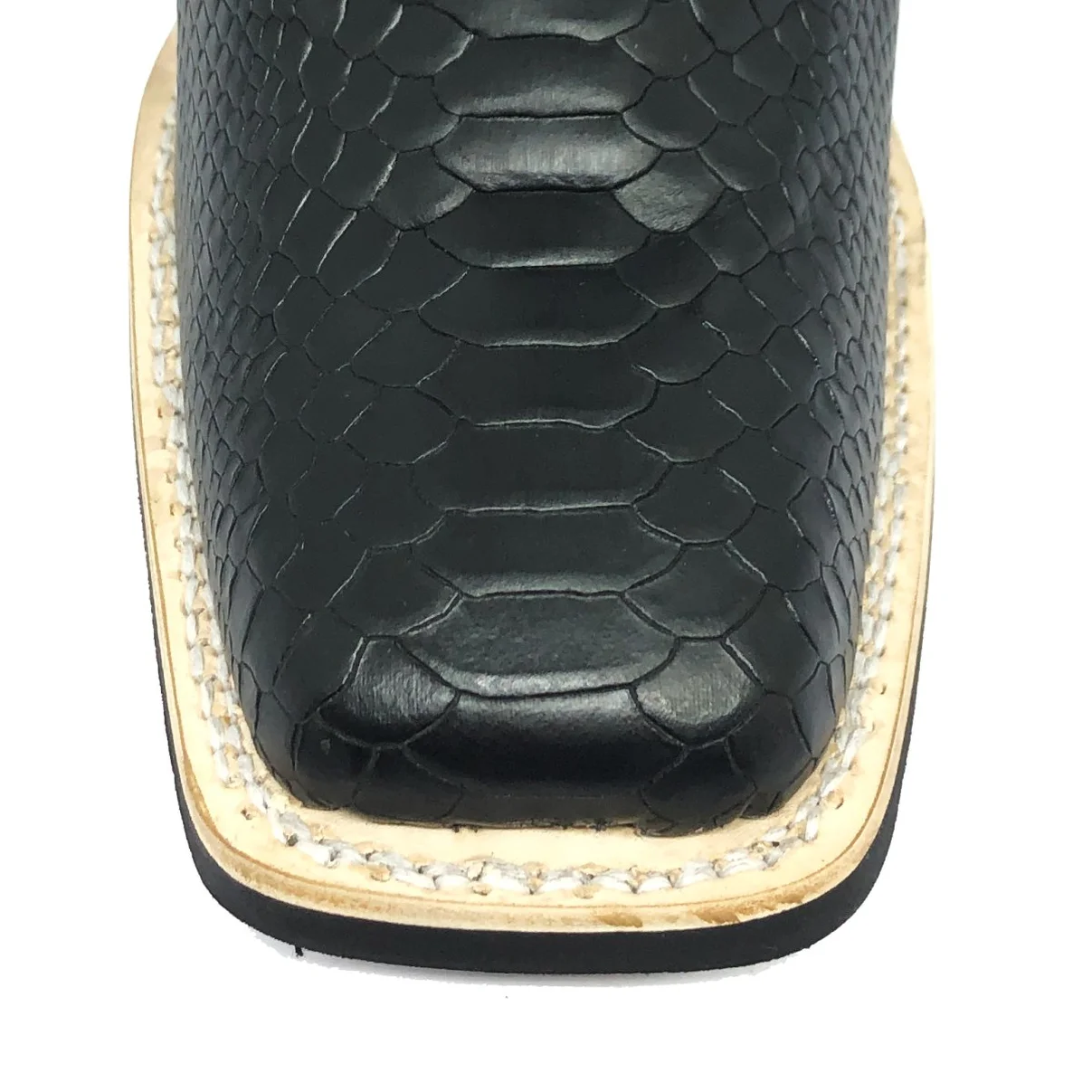 Bota de Couro Bovino Imitação de Cobra Preta - Cano Médio, Bico Quadrado, SOLADO X-FLEX ARTESANAL