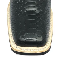 Bota de Couro Bovino Imitação de Cobra Preta - Cano Médio, Bico Quadrado, SOLADO X-FLEX ARTESANAL - imagem 2
