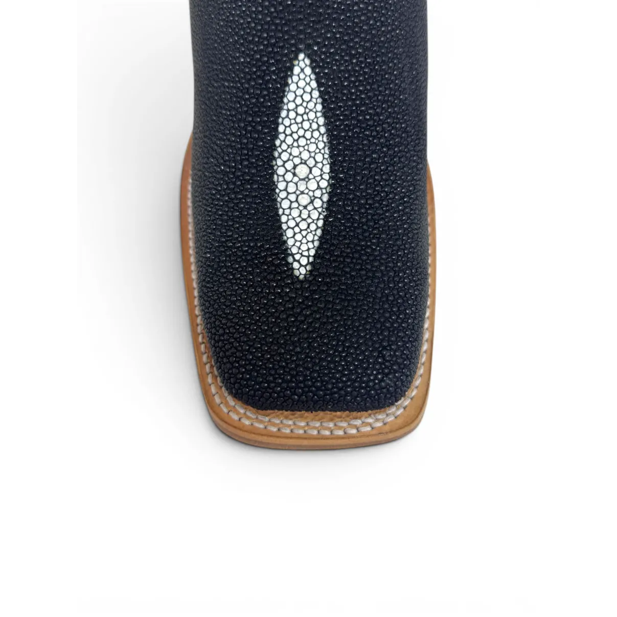 Bota Texana Reizinho Premium de Couro Legítimo de Arraia Preta LIMITED EDITION - Cano Médio, Bico Quadrado - Solado de Couro Artesanal Injetado