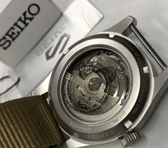 Seiko 5 Sports Automático Field Series SRPG35 preto NATO - imagem 7