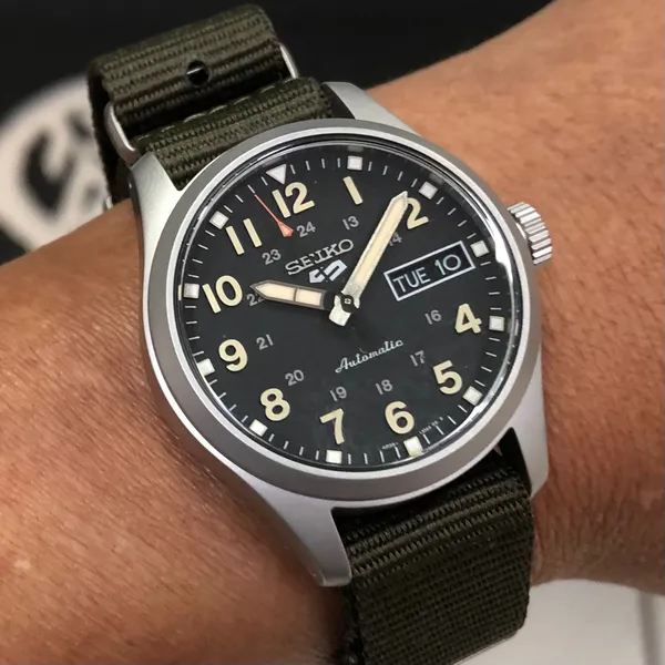 Seiko 5 Sports Automático Field Series Reduce SRPJ85 preto NATO