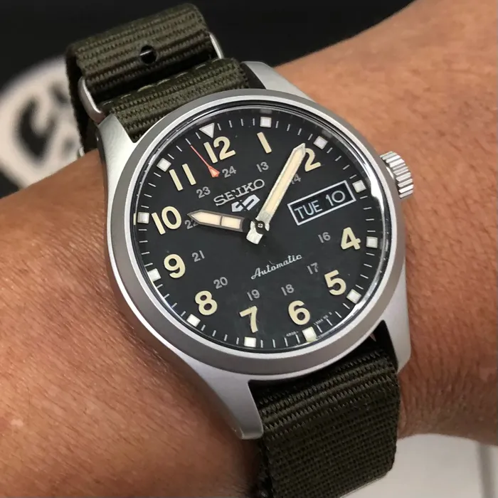 Seiko 5 Sports Automático Field Series Reduce SRPJ85 preto NATO