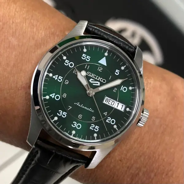 Seiko 5 Sports Automático Field Series Reduce SRPJ89 verde Couro