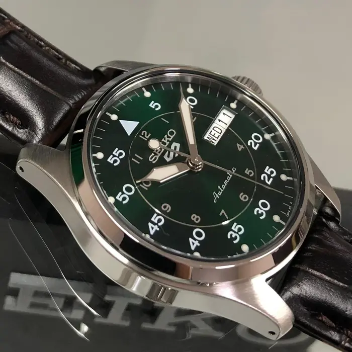 Seiko 5 Sports Automático Field Series Reduce SRPJ89 verde Couro