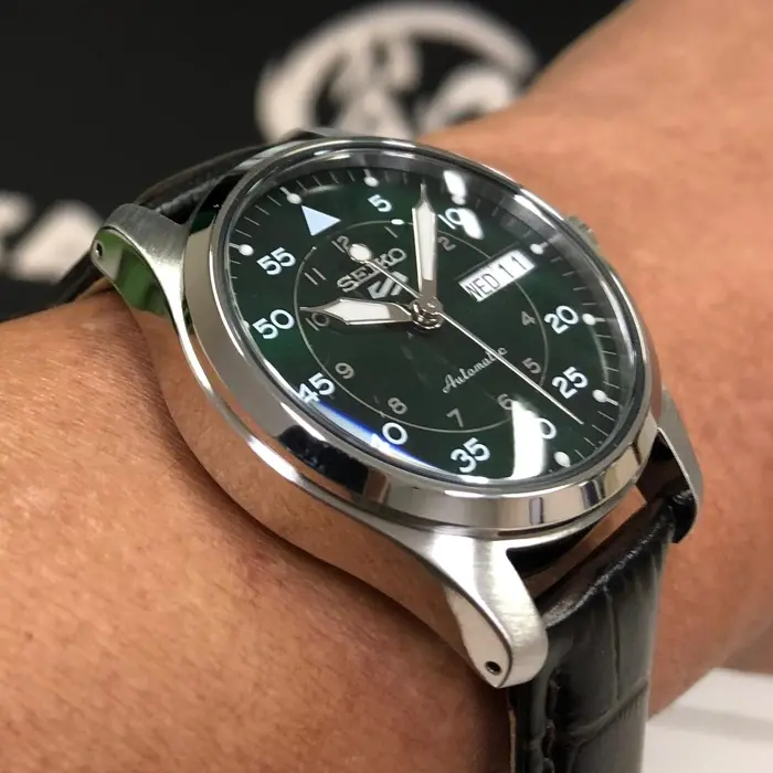 Seiko 5 Sports Automático Field Series Reduce SRPJ89 verde Couro