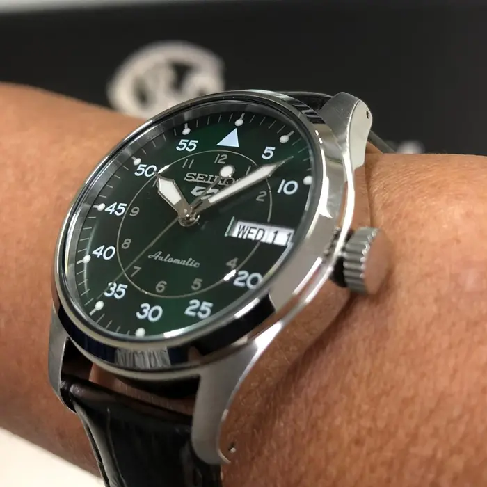 Seiko 5 Sports Automático Field Series Reduce SRPJ89 verde Couro