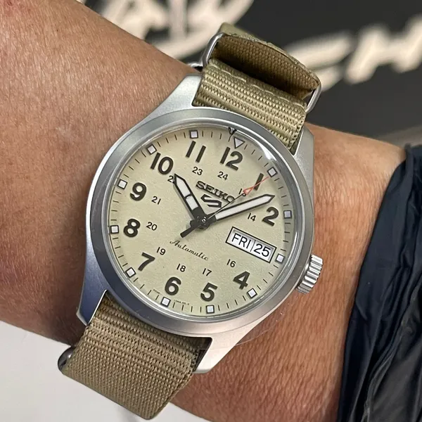 Seiko 5 Sports Automático Field Series Reduce SRPJ83 Creme NATO