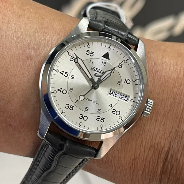 Seiko 5 Sports Automático Field Series Reduce SRPJ87 Prata Couro