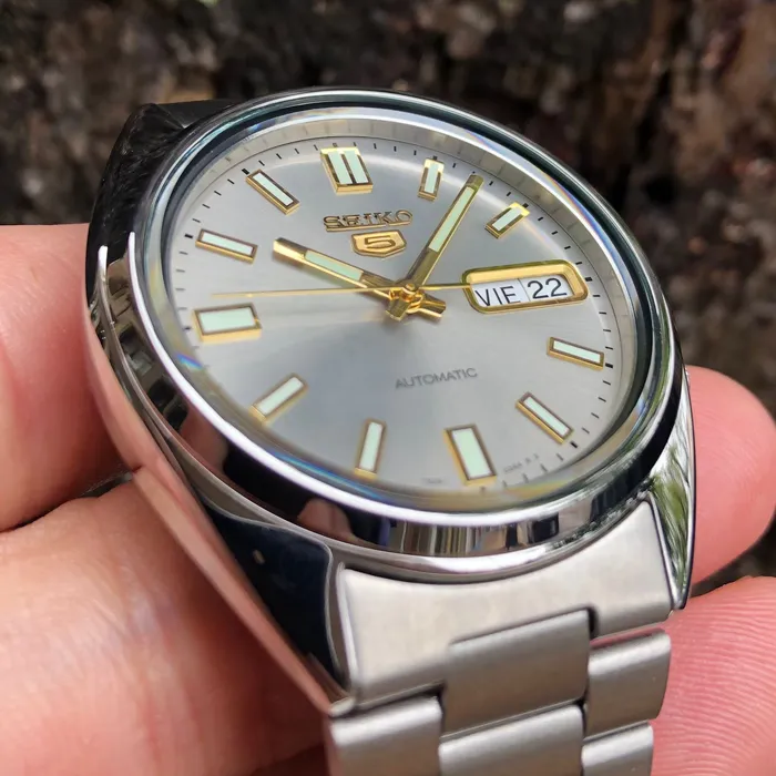 Relógio Seiko 5 Automatic SNXS75 Cinza e Dourado | Taniguchi Relógios