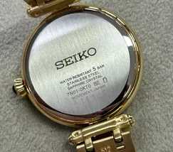 Relógio Seiko Feminino SRZ536P1 Dourado Diamantes Safira Original | Taniguchi Relógios - imagem 6