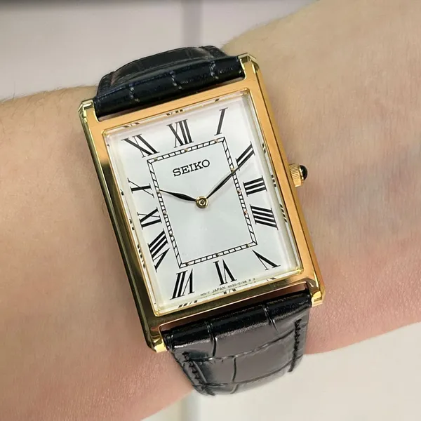 Seiko Quartzo Essentials Tank SWR104B1 dourado