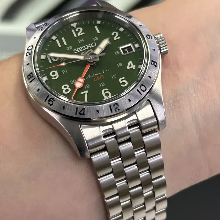 Relógio Seiko 5 Sports Field GMT HDB001B1 Verde 39,4mm 100m | Taniguchi Relógios