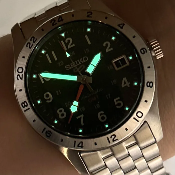 Relógio Seiko 5 Sports Field GMT HDB001B1 Verde 39,4mm 100m | Taniguchi Relógios