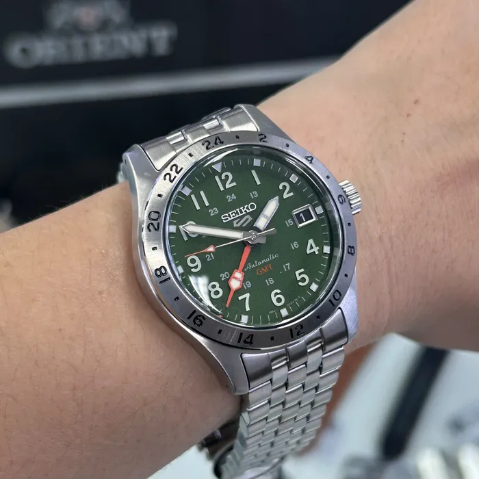 Relógio Seiko 5 Sports Field GMT HDB001B1 Verde 39,4mm 100m | Taniguchi Relógios