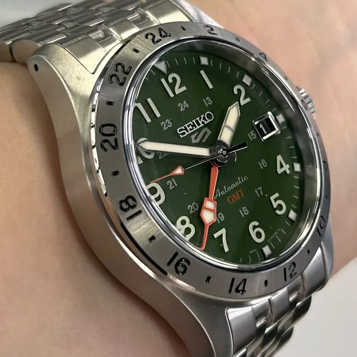 Relógio Seiko 5 Sports Field GMT HDB001B1 Verde 39,4mm 100m | Taniguchi Relógios