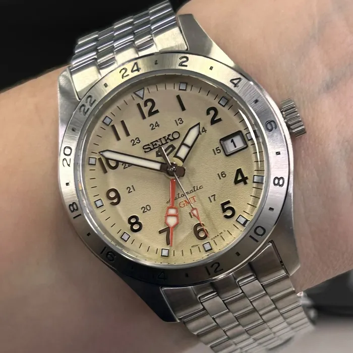 Relógio Seiko 5 Sports Field GMT HDB002B1 Creme 39,4mm 100m | Taniguchi Relógios