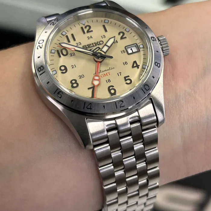 Relógio Seiko 5 Sports Field GMT HDB002B1 Creme 39,4mm 100m | Taniguchi Relógios