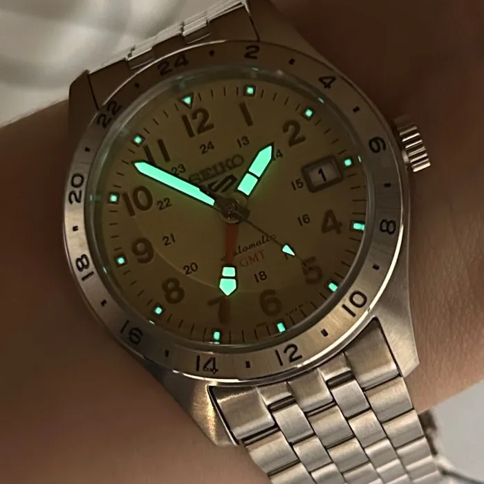 Relógio Seiko 5 Sports Field GMT HDB002B1 Creme 39,4mm 100m | Taniguchi Relógios