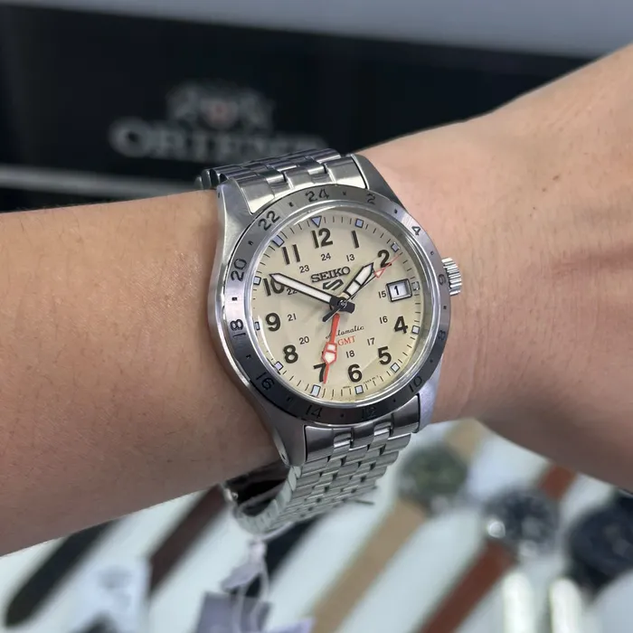Relógio Seiko 5 Sports Field GMT HDB002B1 Creme 39,4mm 100m | Taniguchi Relógios