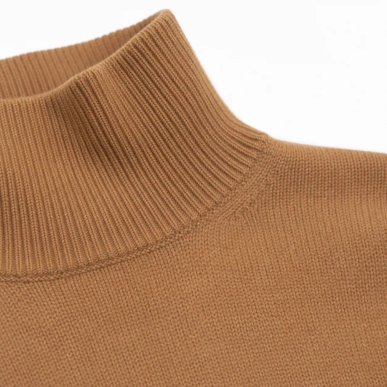 Blusa de Tricô Gola Alta Camel Essential