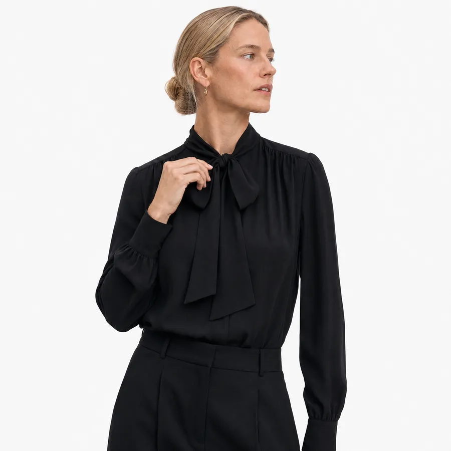 Blusa de Alfaiataria Gola Laço Preta