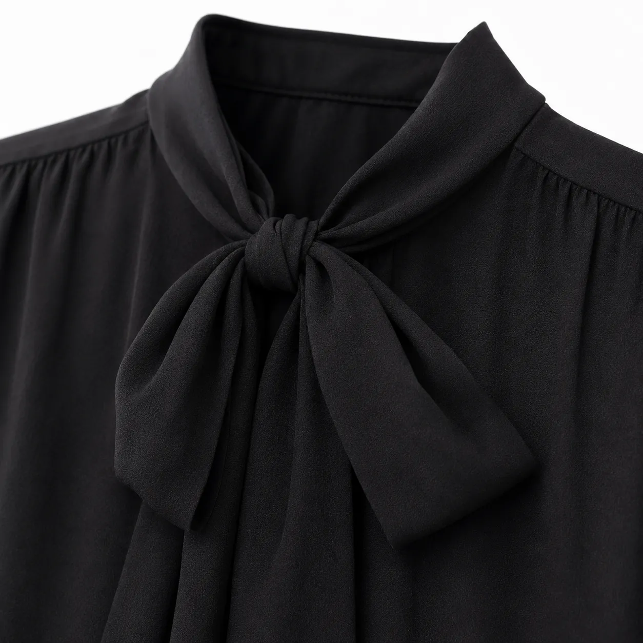 Blusa de Alfaiataria Gola Laço Preta