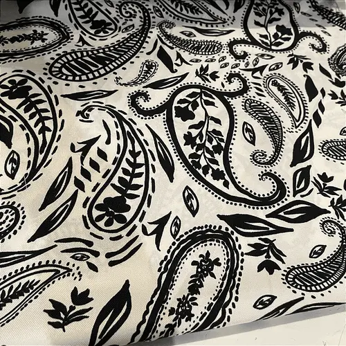 Tecido Crepe Sarjado Estampado - Cashmere Preto - 1,50m de Largura | Textura Diagonal e Não Amassa