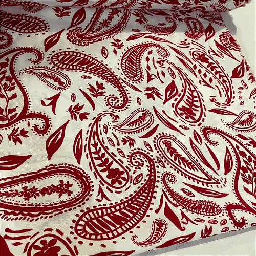 Tecido Crepe Sarjado Estampado - Cashmere Vermelho - 1,50m de Largura | Textura Diagonal e Não Amassa
