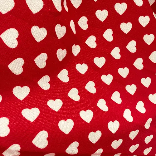 Tecido Atoalhado de Microfibra Estampado - Coração Branco Fundo Vermelho - 1,47m de Largura | Alta Absorção e Secagem Rá