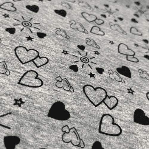 Malha Suede Pijama - Coração Love Preto Fundo Cinza Mescla - 1,60m de Largura