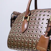 Burberry Coleção Especial  Trench Kisses - imagem 3