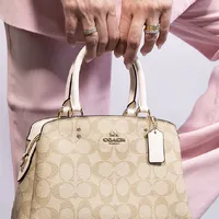 Coach Mini Lillie Carryal Monogram - imagem 3