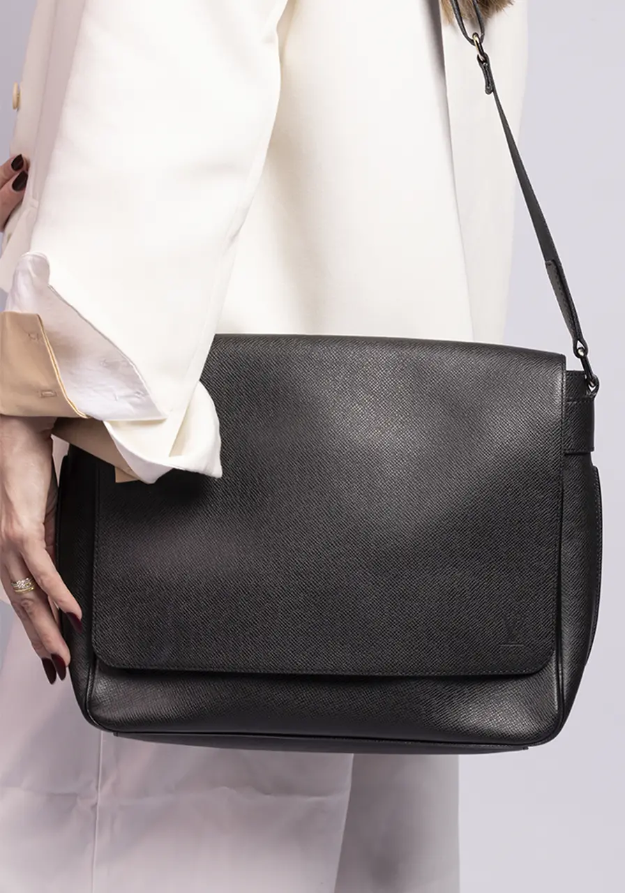Louis Vuitton Messenger Taiga 